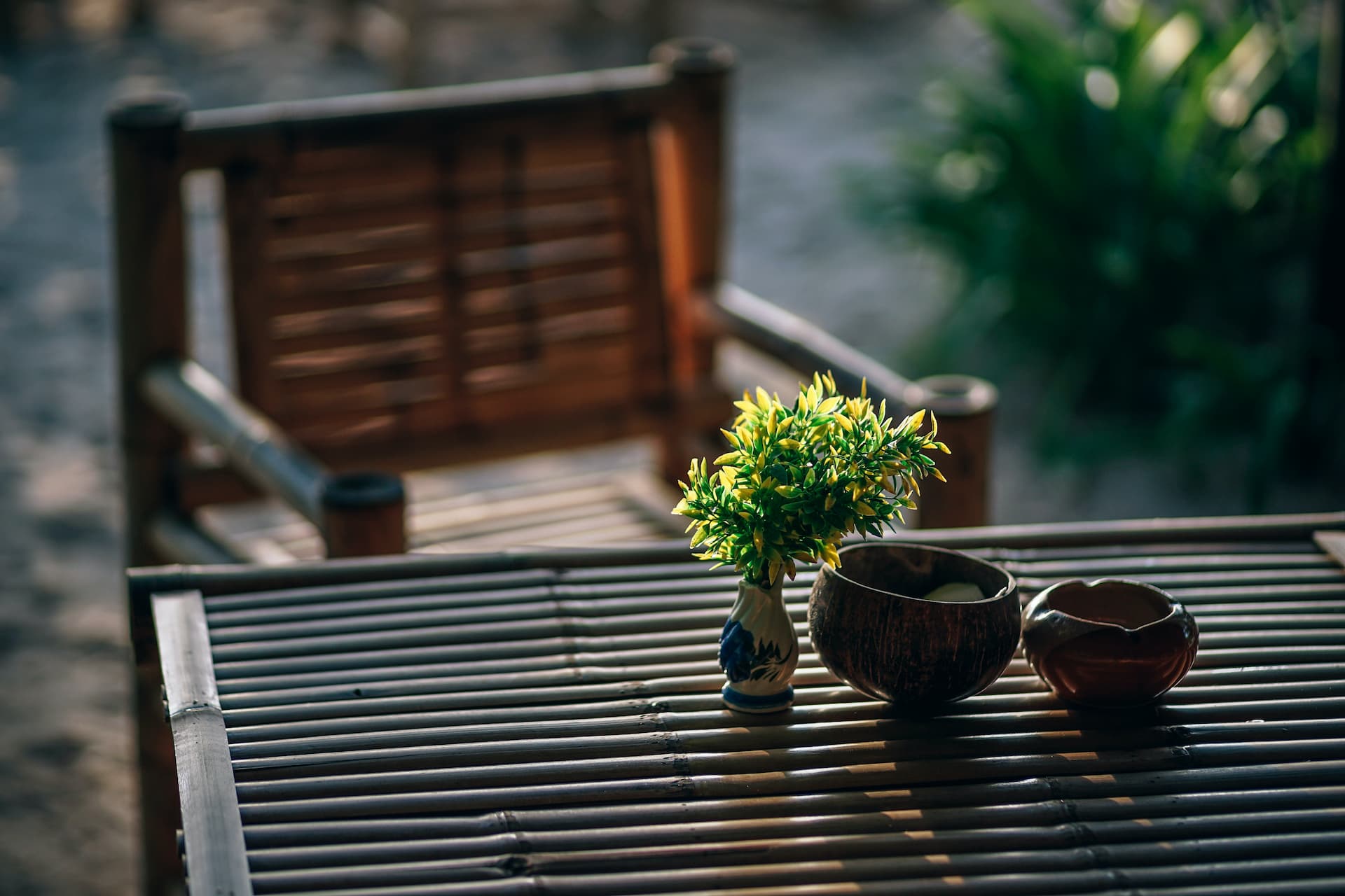 Muebles estilo oriental decorando un jardín